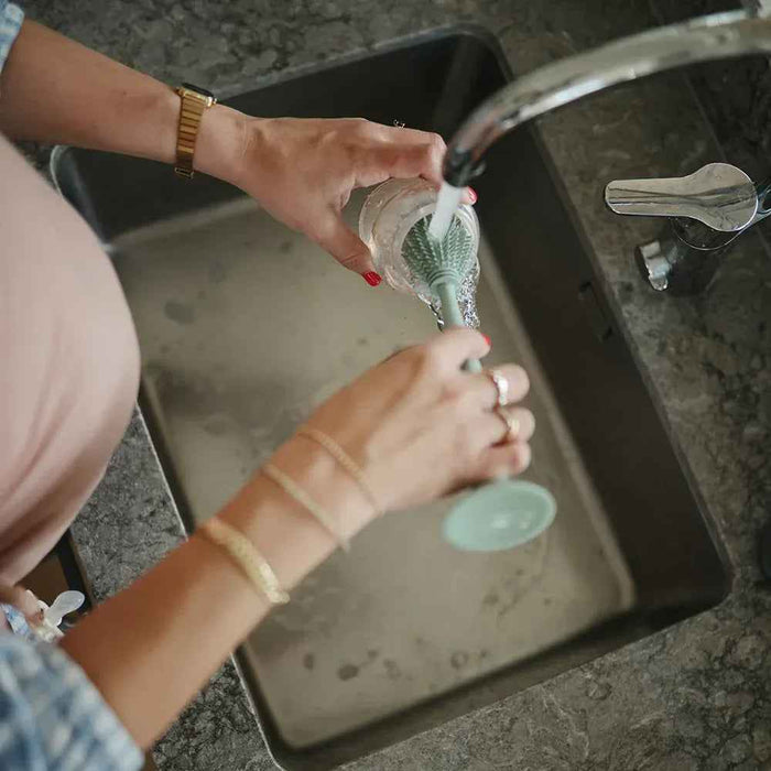 Mushie® Silikonska krtačka za čiščenje Shifting Sand Mushie