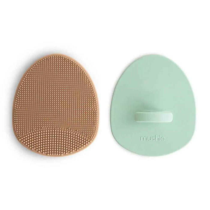 Mushie® Silikonska krtača za odstranjevanje lusk 2 kosa Natural/Cambridge Blue Mushie