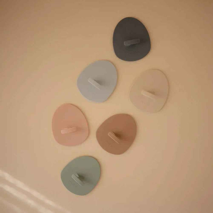Mushie® Silikonska krtača za odstranjevanje lusk 2 kosa Natural/Cambridge Blue Mushie